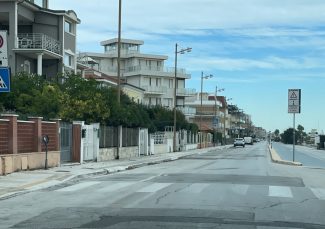 parcheggi-bianchi-e-blu-in-centro-lungomare-nord-FDM-2-325x229