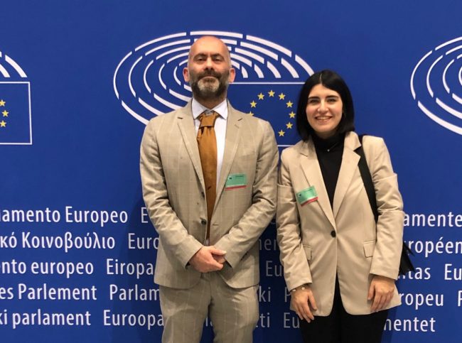 Angelo-Spagnuolo-e-Claudia-Tauruno_-parlamento-Bruxelles