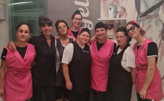 Barbara-Trozzo-e-lo-staff-Tutto-Gelato-a-Macerata-1-325x200