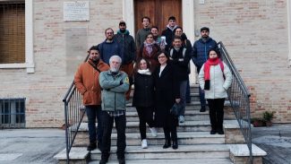 Gli-allievi-del-corso-Giardiniere-dArte-per-Giardini-e-Parchi-Storici-i-docenti-Andrea-Catorci-e-Fulvio-Ventrone-il-Sindaco-di-Corridonia-Giuliana-Giampaoli-e-la-Presidente-L.A.C.A.M