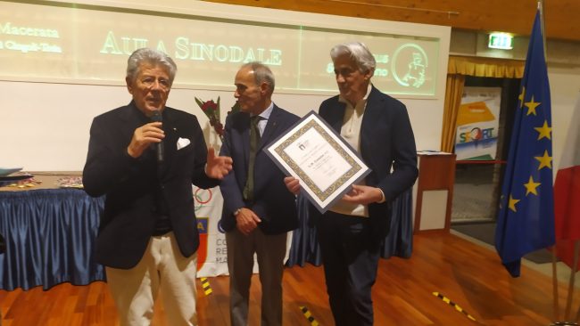 Il-presidente-della-Recanatese-Adolfo-Guzzini-premiato