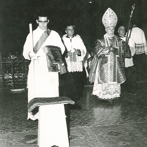 Don-Vittorio-il-giorno-della-sua-ordinazione-sacerdotale-con-Mons.-Ferdinando-Longinotti