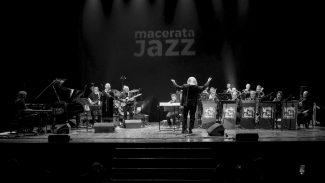 LINDA-VALORI-E-MUSICAMDO-JAZZ-ORCHESTRA