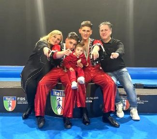 Thomas-e-Symon-con-i-maestri-e-genitori-Gianni-e-Manola