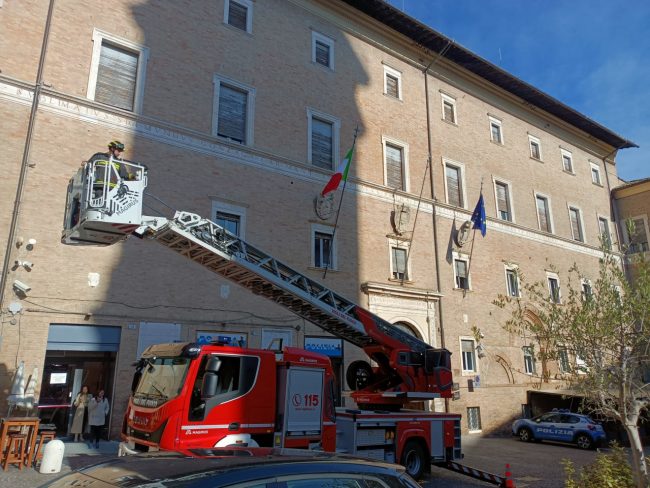 bandiera_prefettura-2-650x488