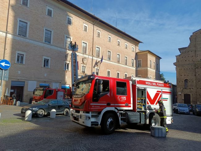 bandiera_prefettura-5-650x488