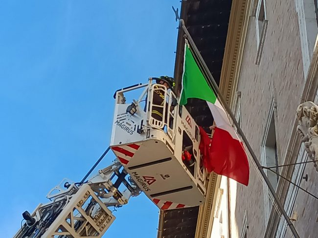 bandiera_prefettura-8-650x488