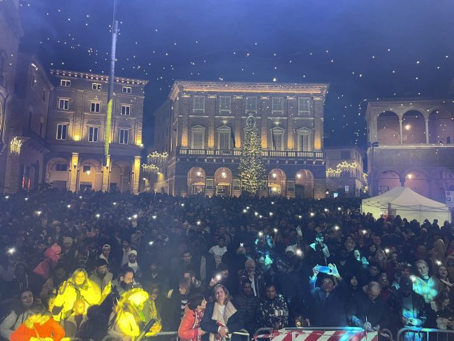 caapodanno-piazza-macerata-4-650x488