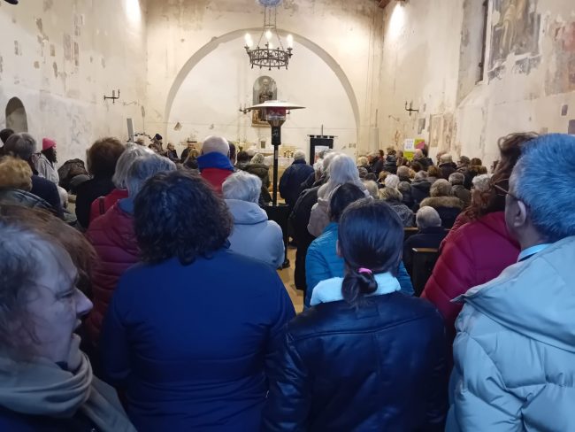 fedeli-chiesa-santantonio-san-severino