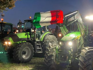 protesta-agricoltori-trattori-10-325x244