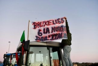 protesta-agricoltori-trattori-12-325x217