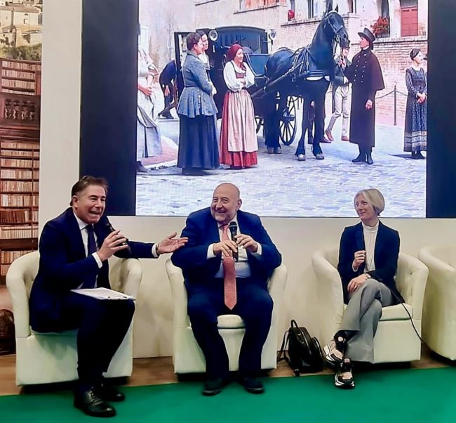 Alvin-Crescini-Andrea-Maria-Antonini-Rita-Soccio-con-le-immagini-del-film-di-Rubini-girato-a-Recanati-