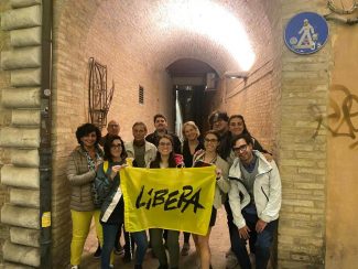 Foto-di-gruppo-dei-volontari-e-volontarie-di-Libera-Macerata
