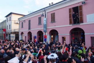 Piazza-Mattei-durante-il-lancio-dei-tartufi-