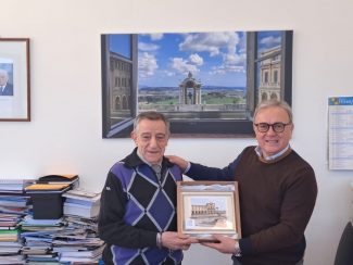 Renzo-Castellani-in-Comune-per-ritirare-pergamena-per-lui2-325x244