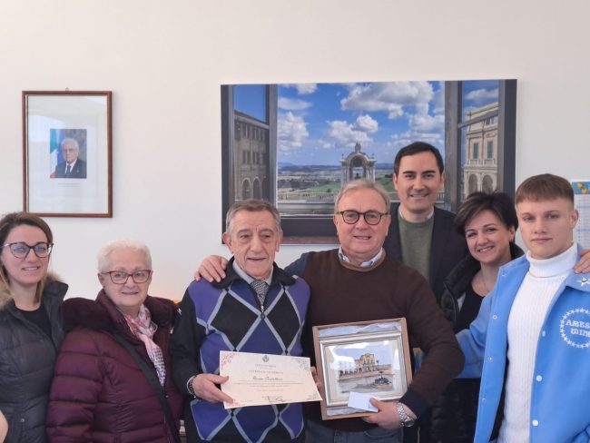 Renzo-Castellani-in-Comune-per-ritirare-pergamena-per-lui3-650x488