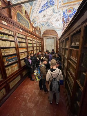 Visita-alla-Biblioteca-Mozzi-Borgetti-scaled
