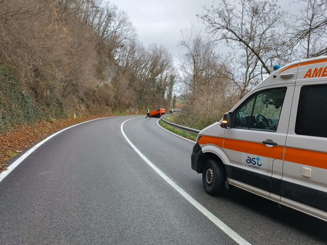 auto-ribaltata-san-severino-6-650x488