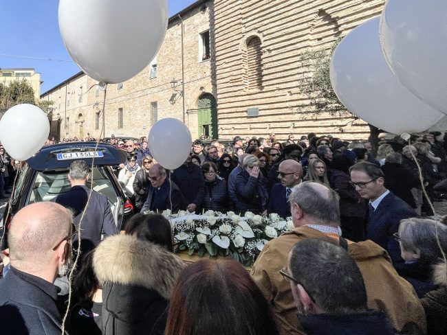 funerale-roberta-filippetti-chiesa-collegiata-potenza-picena-FDM-1-650x488