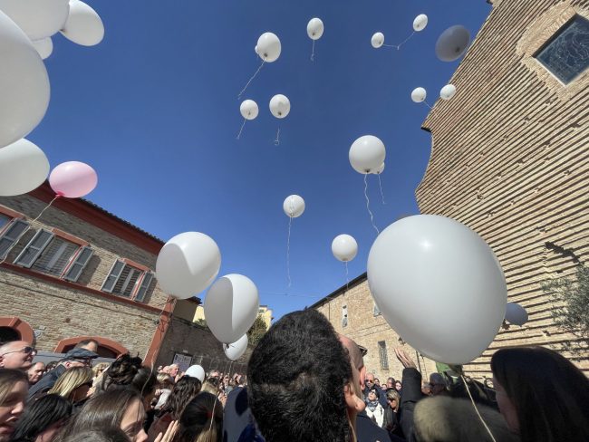 funerale-roberta-filippetti-chiesa-collegiata-potenza-picena-FDM-2-650x488