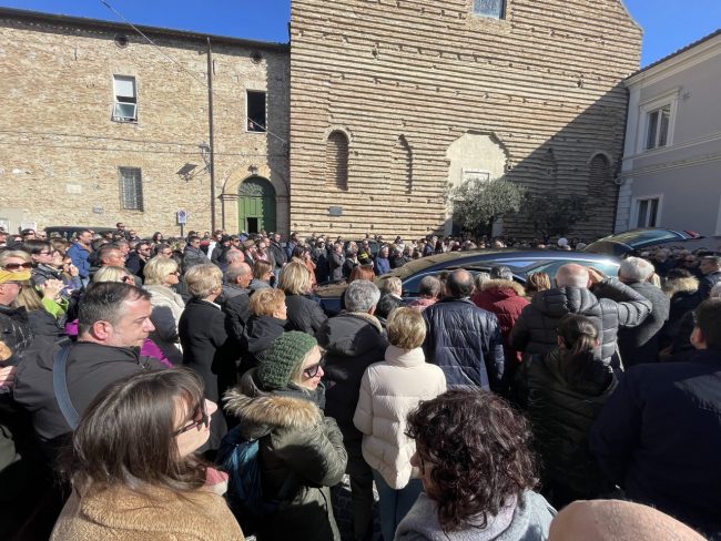funerale-roberta-filippetti-chiesa-collegiata-potenza-picena-FDM-4-650x488