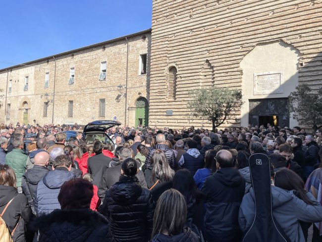 funerale-roberta-filippetti-chiesa-collegiata-potenza-picena-FDM-5-650x488