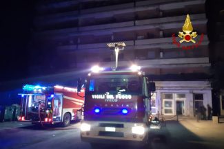 incendio-vigili-fuoco-hotel-house-notte