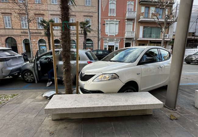 incidente-corso-umberto-i-civitanova-1-650x449