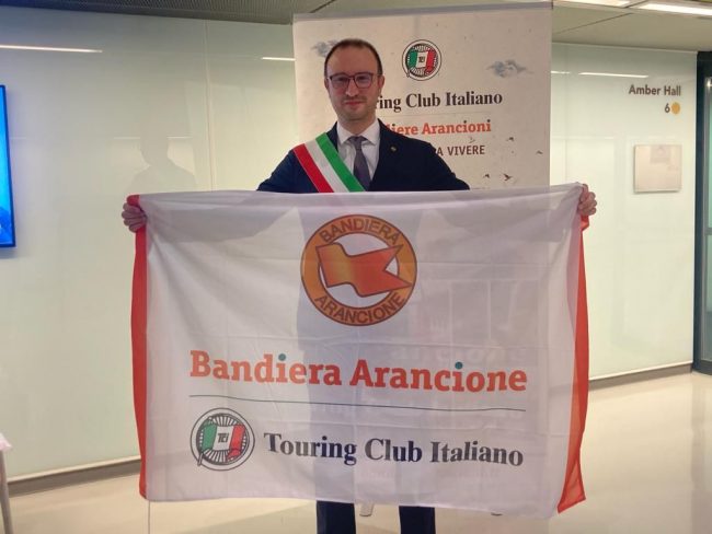 leonardo-catena-bandiera-arancione