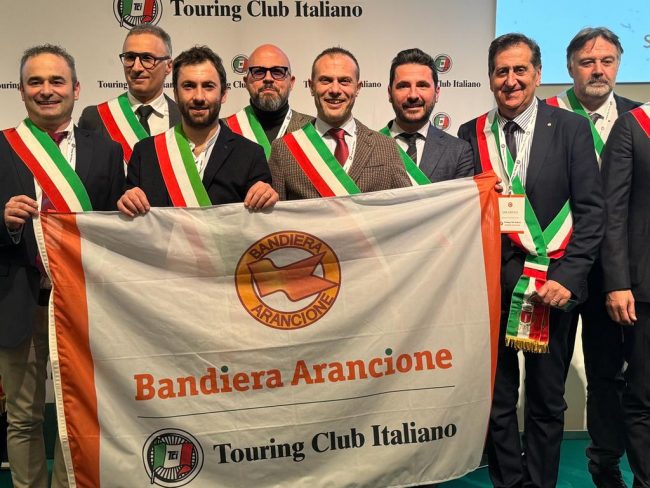 lucarelli-sindaci-Bandiera-Arancione-4-650x488