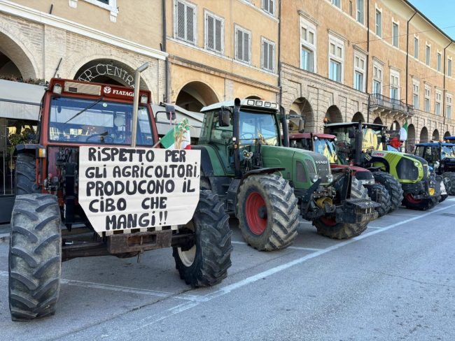 protesta-trattori-san-severino-1-650x488
