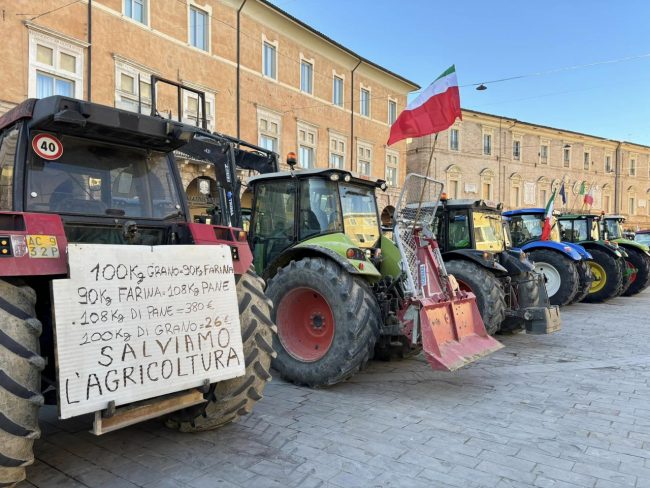 protesta-trattori-san-severino-10-650x488