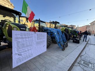 protesta-trattori-san-severino-2-325x244