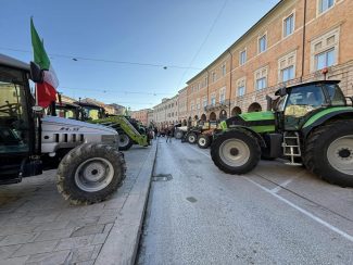 protesta-trattori-san-severino-3-325x244