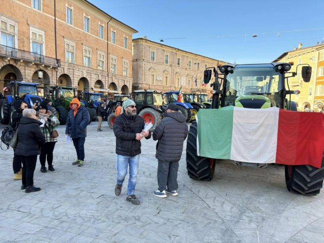 protesta-trattori-san-severino-5-650x488