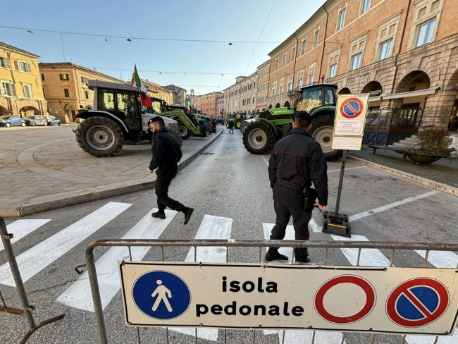 protesta-trattori-san-severino-7-650x488