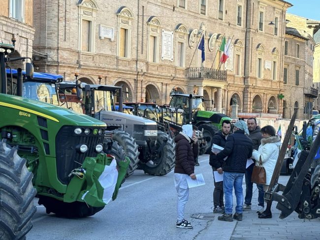 protesta-trattori-san-severino-8-650x488