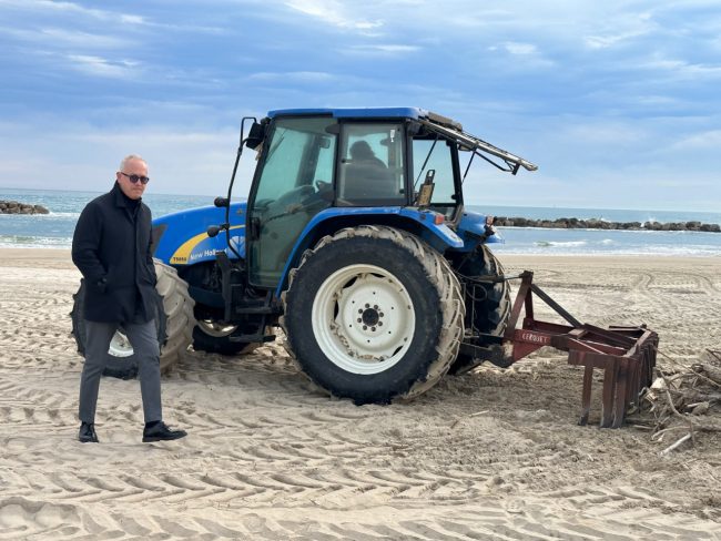 pulizia_spiaggia-2-650x488