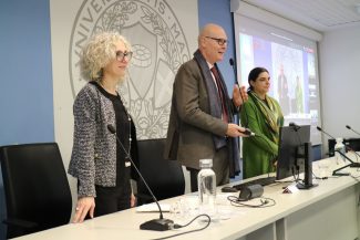 unimc_salone-orientamento24_0_Simona-Antolini_John-McCourt_RositaDeluigi-325x217