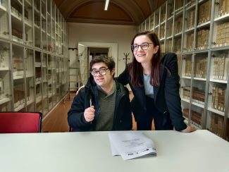 uno-dei-ragazzi-tirocinanti-insieme-alla-tutor