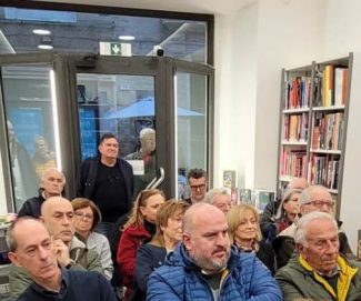 13-Il-pubblico-fa-capolino-dalla-vetrina-325x271