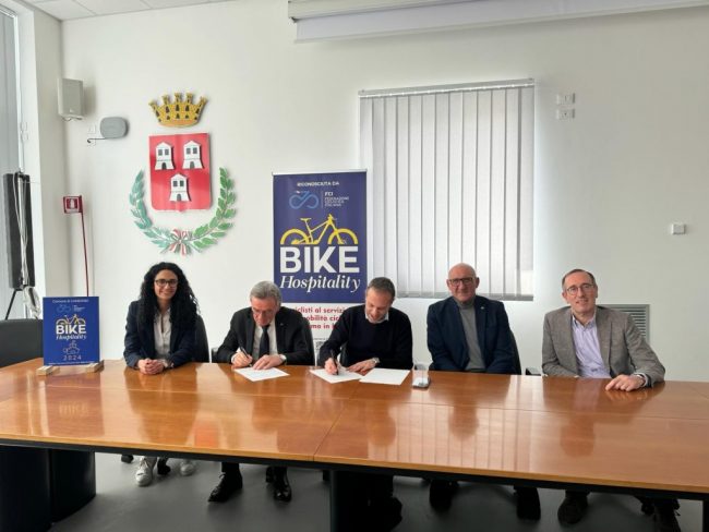FCI-Marche-17032024-firma-convenzione-Camerino-Bike-Hospitality-1-1024x768-1-650x488