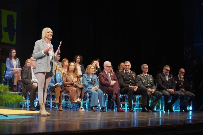 Giusi-Minnozzi-con-le-autoritaE-e-gli-ospiti-premianti