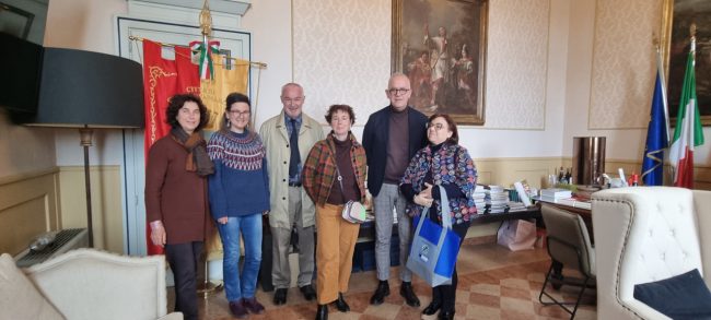 Il-Sindaco-e-i-docenti-in-Erasmus-dalla-Francia-e-i-docenti-del-Liceo-1-650x293