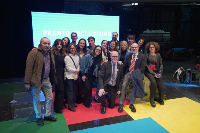 Il-rettore-John-McCourt-la-prorettrice-Catia-Giaconi-il-Direttore-Generale-Domenico-Panetta-con-lo-staff-della-Settinama-dell-Inclusione