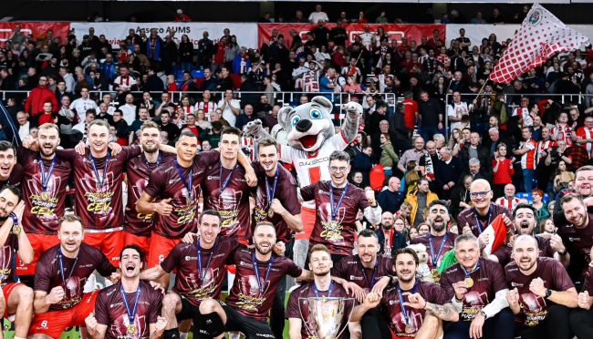 Medei-festeggia-con-la-sua-squadra-e1710932910732-650x372