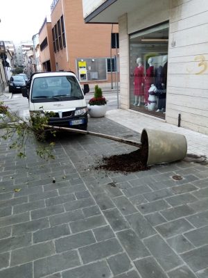 atti-vandalici-via-conchiglia-5-300x400