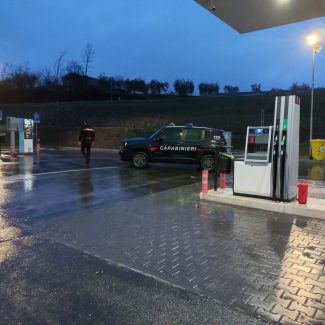 distrbutore-penna-san-giovanni-carabinieri