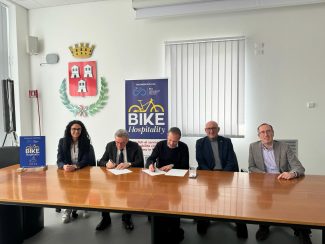 firma-convenzione-Camerino-Bike-Hospitality-1-325x244