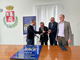 firma-convenzione-Camerino-Bike-Hospitality-3-325x244